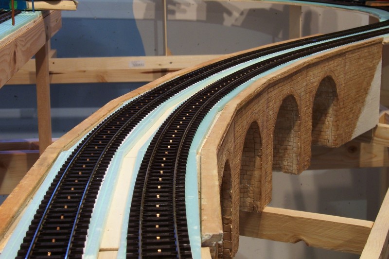 Viadukt mit Gleisen